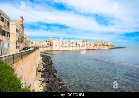 Costa del mare nel centro della città di Siracusa. Siracusa è la quarta città più grande della Sicilia, in Italia. Foto Stock