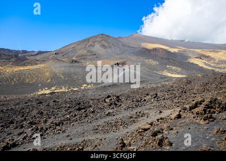 L'Etna o vulcano Etna è uno stratovulcano vicino a Catania. Catania è la seconda città più grande della Sicilia, in Italia. Foto Stock