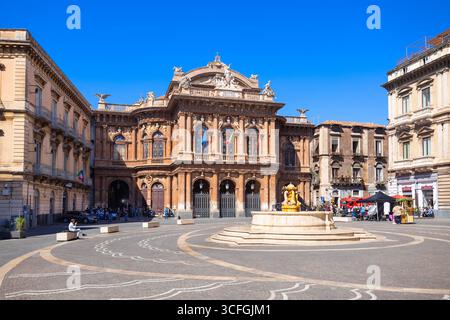 Catania, Italia - 19 aprile 2023: Il Teatro massimo Bellini è un teatro dell'opera situato in Piazza Vincenzo Bellini a Catania, il secondo large Foto Stock