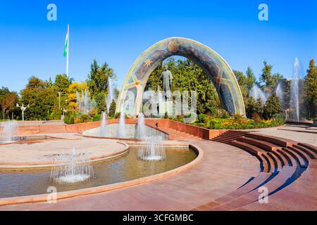 Dushanbe, Tagikistan - 20 ottobre 2022: La statua di Rudaki al Parco Rudaki di Dushanbe. Dushanbe è la capitale del Tagikistan. Foto Stock