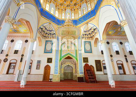 Dushanbe, Tagikistan - 20 ottobre 2022: Interno della moschea Haji Yaqub a Dushanbe. Dushanbe è la capitale del Tagikistan. Foto Stock