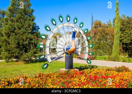 Dushanbe, Tagikistan - 20 ottobre 2022: Lampada a forma di uccello al Parco Rudaki di Dushanbe. Dushanbe è la capitale del Tagikistan. Foto Stock