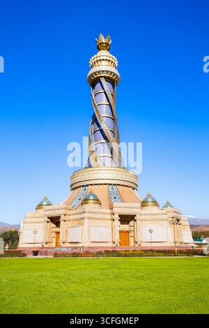 Dushanbe, Tagikistan - 20 ottobre 2022: Il complesso Istiklol a Dushanbe. Istiklol o Torre indipendenza e libertà è un nuovo simbolo della città di Dushanbe Foto Stock