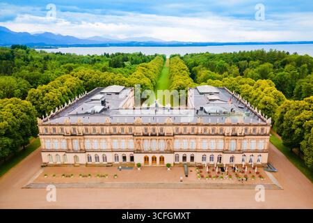 Herrenchiemsee Palace vista panoramica aerea, è un complesso di edifici reali su Herreninsel, l'isola più grande del lago Chiemsee, nel sud B Foto Stock