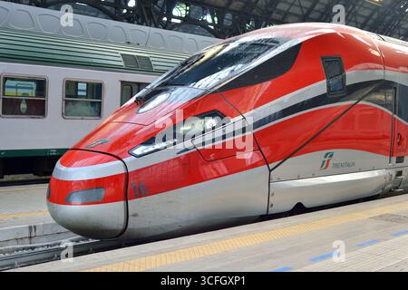 Il treno Frecciarossa si fermò alla stazione centrale di Milano Foto Stock