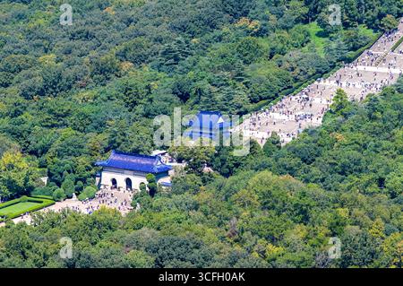 NANJING, CINA - 23 AGOSTO 2025 - i turisti visitano l'area panoramica del Mausoleo di Sun Yat-sen nella città di Nanchino, provincia di Jiangsu, Cina il 23 agosto 2025. Foto Stock