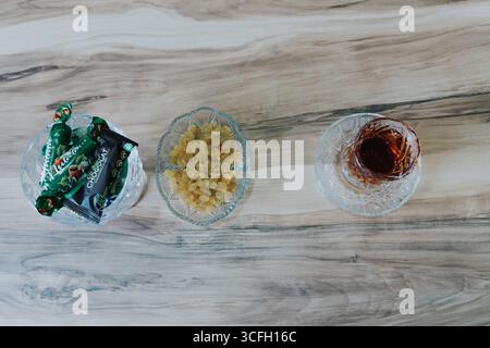 Classico tè azero con dolci su tavola di legno. Foto Stock