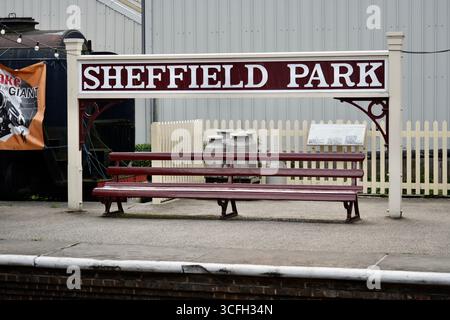 Segui le indicazioni sulla banchina della ferrovia Bluebell. Foto Stock