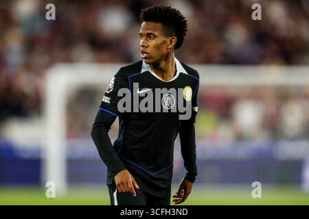 Estevao del Chelsea guarda durante la partita di Premier League tra West Ham United e Chelsea al London Stadium, Londra, Regno Unito. 22 agosto 2025. (Foto di Izzy Poles/News Images) a Londra, Regno Unito il 22/8/2025. (Foto di Izzy Poles/News Images/Sipa USA) credito: SIPA USA/Alamy Live News Foto Stock