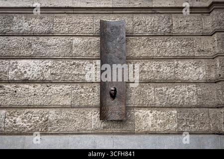 Jan Palach Memorial CZ, Repubblica Ceca, Tschechien, Prag, Praga, 25.06.2025 Denkmal mit Bronzeguss und Totenmaske von Jan Palach von Olbram Zoubek an der Fassade Philosophische Fakultaet in Prag Tschechien . Der tschechoslowakische studente, Jan Palach 11. Agosto 1948 19. Januar 1969 in Prag Hat sich aus protesta gegen die Niederschlagung vom Prager Fruehling Frühling und gegen die Vorherrschaft der Sowjetunion selbst verbrannt en: Monumento con fusione di bronzo e maschera di morte di Jan Palach di Olbram Zoubek sulla facciata della Facoltà di filosofia di Praga Repubblica Ceca . Lo studente cecoslovacco Foto Stock