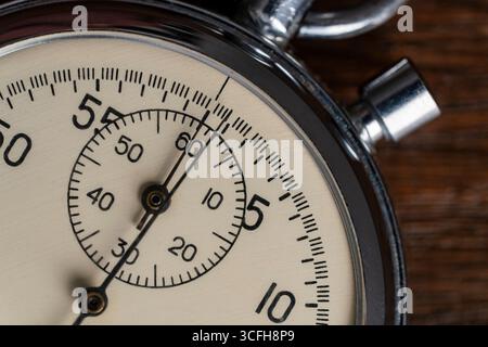 Dettaglio dell'antico cronometro meccanico tascabile in una cassa cromata in metallo, primo piano Foto Stock