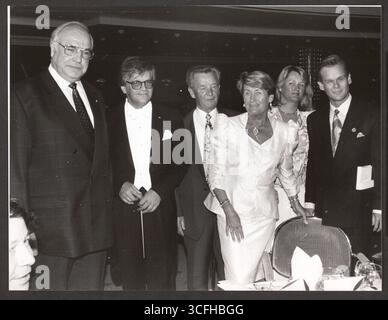 Die Bergisch-Gladbacher Verleger-Familie Lübbe (Bastei-Verlag) während einer Veranstaltung mit dem deutschen Bundeskanzler Helmut Kohl (l.) und dem Dirigenten Justus Frantz. - Im Bild v.l.: Kohl, Frantz, Gustav Lübbe, Ursula Lübbe (Ehefrau), Cornelia Lübbe (Tochter) und Stefan Lübbe (Sohn) - foto vom 06.05.1993 Foto Stock