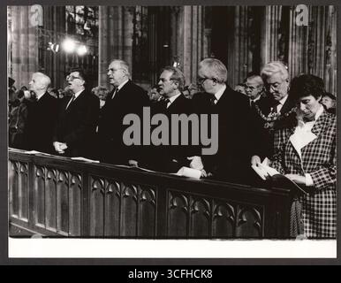 Köln - ore 16.10. 1987 verstarb der Kölner Erzbischof Joseph Kardinal Höffner (*24.12.1906 / + 17.10.1987), der das Erzbistum Köln von 1969 bis 1987 leitete. - Im Bild: Trauergottesdienst im Kölner dom mit v.l.: Bundespräsident Richard von Weizsäcker, Bundestagspräsident Philipp Jenninger, Bundeskanzler Helmut Kohl, NRW-Ministerpräsident Johannes Rau, dem rheinland-pfälzischen Ministerpräsident Bernhard Vogel, dem Kölner Oberbürgermeister Norbert Burger und dessen Ehefrau Annemarie. - Foto vom 24.10.1987 Foto Stock