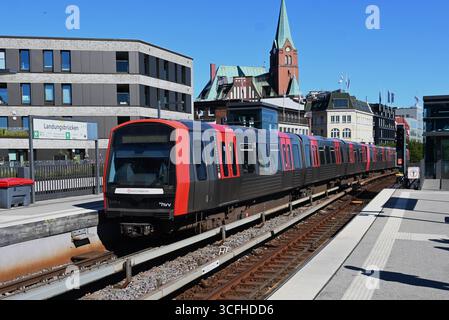 Die U3 Hochbahn bei der Station St. Pauli Landungsbrücken ad Amburgo. Der Hamburger Verkehrsverbund - kurz HVV, Eigenschreibweise hvv - ist ein Verkehrs- und Tarifverbund, der das Hamburger Stadtgebiet und umliegende Gebiete in Schleswig-Holstein und Niedersachsen umfasst. Zum Angebot des HVV zählen vier U-Bahn-Linien - betrieben von der Hamburger Hochbahn AG - kurz HHA, vier S-Bahn-Linien der S-Bahn Hamburg GmbH, drei AKN-Linien sowie grosse teile des Streckennetzes weiterer Regionalbahngesellschaften. Des Weiteren rund 700 Buslinien ebenfalls von der HHA betrieben, der VHH und der KVG Stade, Foto Stock
