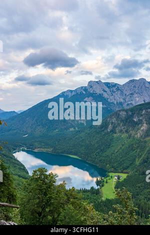Ebensee am Traunsee: lago Vorderer Langbathsee, catena montuosa Höllengebirge a Salzkammergut, Oberösterreich, alta Austria, Austria Foto Stock