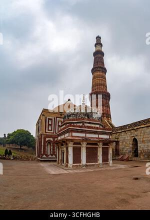 Il Qutb Minar, scritto anche Qutub Minar e Qutab Minar. Nuova Delhi, Delhi, India Foto Stock