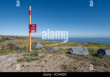 Cartello di avvertimento sull'orso polare sulla riva della Baia di Hudson a Churchill, Manitoba, Canada Foto Stock