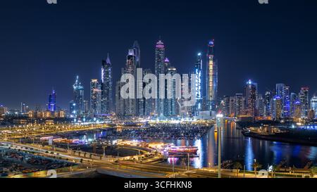 DUBAI. EMIRATI ARABI UNITI - 26 GENNAIO 2025. Vista notturna della Marina di Dubai dal terminal delle navi da crociera del porto di Dubai Foto Stock
