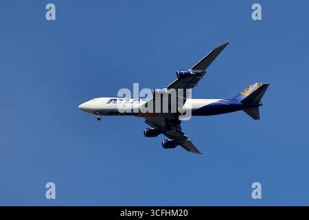 Atlas Air Boeing 747-400F in avvicinamento su Schiphol, Paesi Bassi, cargo wide-body con quattro motori e carrello di atterraggio in giù in luce blu brillante. Foto Stock