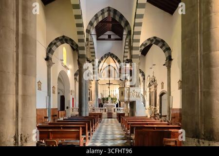 231 archi gotici a punta sulle tre navate della Chiesa di San Giovanni Battista, pulpito in marmo del 1663. Riomaggiore-cinque Terre Foto Stock