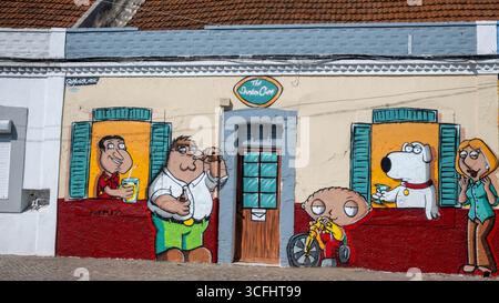 Il murale di Family Guy aggiunge umorismo e colore alle strade di Amora Foto Stock