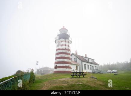 Il faro di West Quoddy Head nel Quoddy Head State Park a Lubec Maine è il punto più orientale degli Stati Uniti. Foto Stock