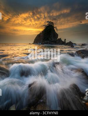 La costa meridionale di Giava centrale, Indonesia, è uno scrigno di bellezza naturale, con splendide spiagge che mettono in mostra la regione Foto Stock