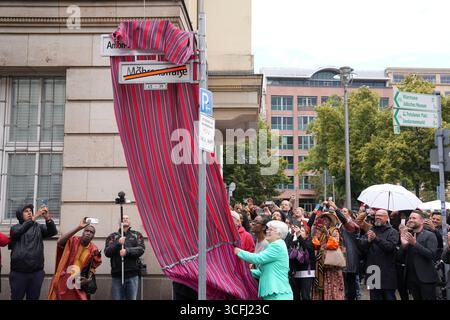 Feierliche Umbenennung der Mohrenstrasse in Anton-Wilhelm amo Strasse a Berlino Mitte Bezirksbuergermeisterin Stefanie Remlinger enthuellt mit weiteren Verantwortlichen der verschiedenen Initiativen das neue Strassenschild Anton-Wilhelm amo Strasse bei der offizelle Feier zur Umbenung der Mohrenstrasse a Berlino Mitschasse asse, con l'indicazione del nuovo distretto di Berlino Anton-Mitschasse Mitte, Germania Germania Germania Germania, lettera lettera lettera del sindaco di Berlino Anton Arenstrasse a Berlino Anton-Germania Germania Germania Germania Germania Germania Germania Germania Germania Germania Germania, lettera lettera lettera del 23.08.2025 Foto Stock