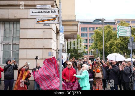 Feierliche Umbenennung der Mohrenstrasse in Anton-Wilhelm amo Strasse a Berlino Mitte Bezirksbuergermeisterin Stefanie Remlinger enthuellt mit weiteren Verantwortlichen der verschiedenen Initiativen das neue Strassenschild Anton-Wilhelm amo Strasse bei der offizelle Feier zur Umbenung der Mohrenstrasse a Berlino Mitschasse asse, con l'indicazione del nuovo distretto di Berlino Anton-Mitschasse Mitte, Germania Germania Germania Germania, lettera lettera lettera del sindaco di Berlino Anton Arenstrasse a Berlino Anton-Germania Germania Germania Germania Germania Germania Germania Germania Germania Germania Germania, lettera lettera lettera del 23.08.2025 Foto Stock