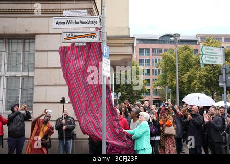 Feierliche Umbenennung der Mohrenstrasse in Anton-Wilhelm amo Strasse a Berlino Mitte Bezirksbuergermeisterin Stefanie Remlinger enthuellt mit weiteren Verantwortlichen der verschiedenen Initiativen das neue Strassenschild Anton-Wilhelm amo Strasse bei der offizelle Feier zur Umbenung der Mohrenstrasse a Berlino Mitschasse asse, con l'indicazione del nuovo distretto di Berlino Anton-Mitschasse Mitte, Germania Germania Germania Germania, lettera lettera lettera del sindaco di Berlino Anton Arenstrasse a Berlino Anton-Germania Germania Germania Germania Germania Germania Germania Germania Germania Germania Germania, lettera lettera lettera del 23.08.2025 Foto Stock