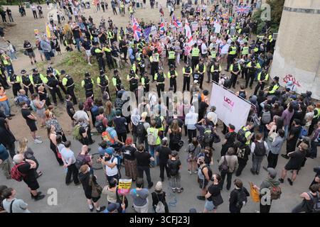 Bristol, Regno Unito. 23 agosto 2025. I manifestanti antifascisti e di estrema destra contro l'immigrazione di Bristol si sono urlati l'un l'altro tutto il pomeriggio a Castle Park Bristol, la polizia ha cercato di tenerli separati. Crediti: JMF News/Alamy Live News Foto Stock