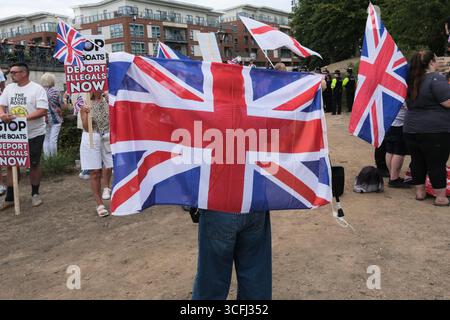 Bristol, Regno Unito. 23 agosto 2025. I manifestanti antifascisti e di estrema destra contro l'immigrazione di Bristol si sono urlati l'un l'altro tutto il pomeriggio a Castle Park Bristol, la polizia ha cercato di tenerli separati. Crediti: JMF News/Alamy Live News Foto Stock
