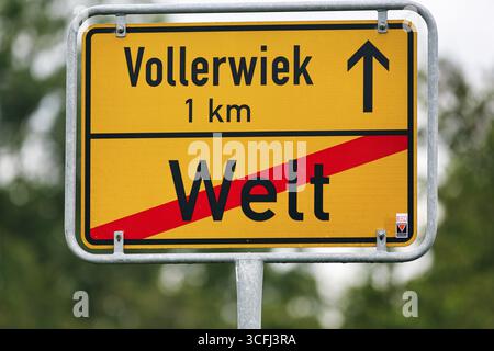 Cartello della città, cartello stradale alla fine del villaggio, fine del mondo del villaggio, iscrizione, villaggio sulla penisola di Eiderstedt, Frisia settentrionale, Germania Foto Stock