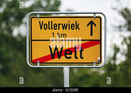 Cartello della città, cartello stradale alla fine del villaggio, fine del mondo del villaggio, iscrizione, villaggio sulla penisola di Eiderstedt, Frisia settentrionale, Germania Foto Stock