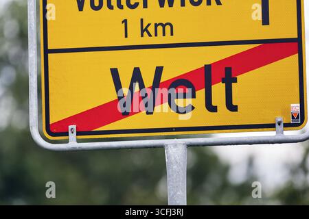 Cartello della città, cartello stradale alla fine del villaggio, fine del mondo del villaggio, iscrizione, villaggio sulla penisola di Eiderstedt, Frisia settentrionale, Germania Foto Stock