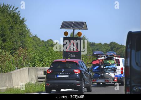 Segnaletica stradale con avviso di ingorgo alimentato a energia solare sull'autostrada Baden-Wuerttemberg, Germania Foto Stock