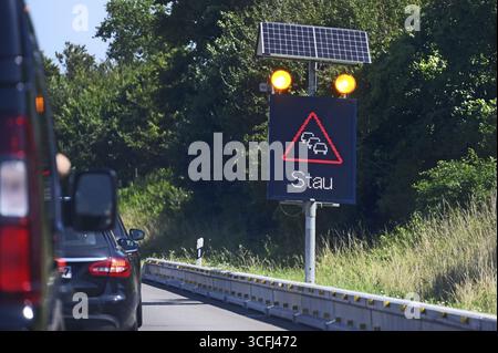 Segnaletica stradale con avviso di ingorgo alimentato a energia solare sull'autostrada Baden-Wuerttemberg, Germania Foto Stock