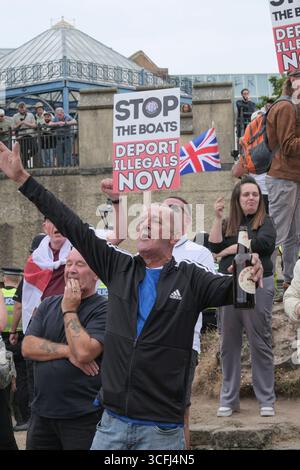Bristol, Regno Unito. 23 agosto 2025. I manifestanti antifascisti e di estrema destra contro l'immigrazione di Bristol si sono urlati l'un l'altro tutto il pomeriggio a Castle Park Bristol, la polizia ha cercato di tenerli separati. Crediti: JMF News/Alamy Live News Foto Stock