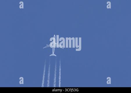 Airbus A340-300 aerei jet delle compagnie aeree Lufthansa in volo in un cielo blu con piste di vapore o contrails alle spalle, Inghilterra, Regno Unito Foto Stock