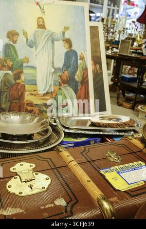 Offri a un Loppis, un mercato delle pulci svedese, davanti a una valigia della linea svedese americana, sul retro una foto di Gesù, Vaermland, Svezia Foto Stock