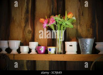 Offerta a Loppis, mercato delle pulci svedese, porcellana e fiori, Vaermland, Svezia Foto Stock