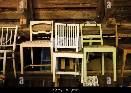 Offerta presso un Loppis, un mercato delle pulci svedese, varie vecchie sedie, Vaermland, Svezia Foto Stock