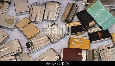 Offerta presso un Loppis, un mercato delle pulci svedese, vecchi accendini, Vaermland, Svezia Foto Stock