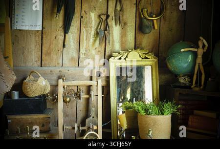 Offerta presso un Loppis, un mercato delle pulci svedese, Vaermland, Svezia Foto Stock