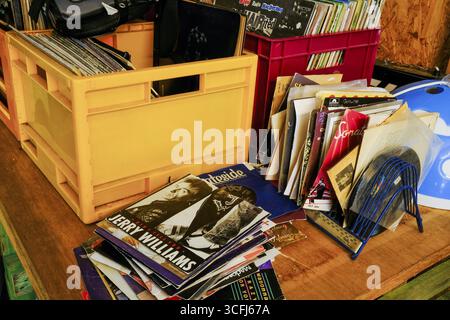 Offerta a Loppis, un mercato delle pulci svedese, vecchi record, Vaermland, Svezia Foto Stock