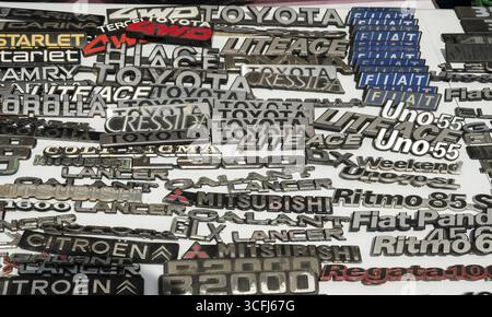 Offerta su un Loppis, un mercato delle pulci svedese, targhe di marche diverse di auto, Vaermland, Svezia Foto Stock