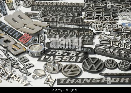 Offerta su un Loppis, un mercato delle pulci svedese, targhe di marche diverse di auto, Vaermland, Svezia Foto Stock