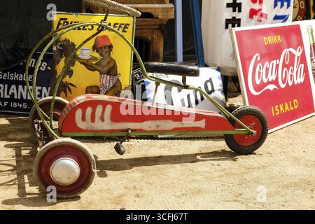 Offerta presso un Loppis, un mercato delle pulci svedese, insegne di marca e una scatola di sapone, Vaermland, Svezia Foto Stock