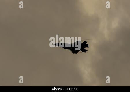 Lockheed Martin F35 Lightning II aereo militare da caccia della United States Air Force USAF silhouette in volo al tramonto alle RAF Lakenheath Airbas Foto Stock