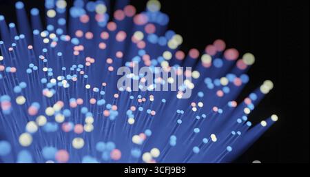 rendering 3d di fibre ottiche lampeggianti per il concetto di trasmissione dei dati Foto Stock